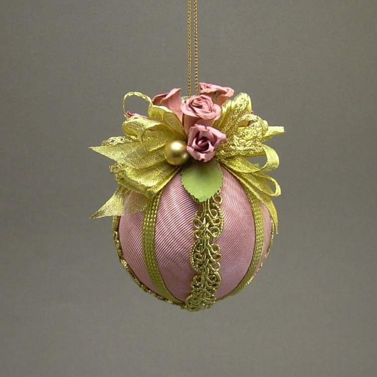 Ozdoby na vianočný stromček v tvare gule v ružovej a zlatej farbe drotár vianočné ozdoby elegantné ružové zlaté stužky z ruží