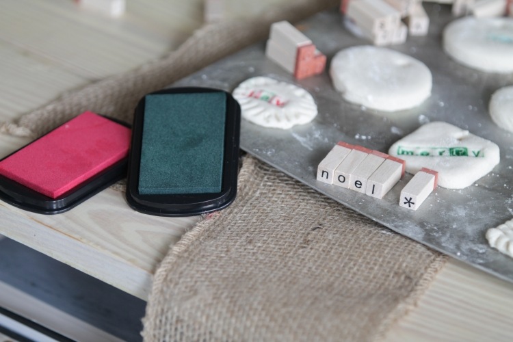 Ozdoby na vianočný stromček Tinker -deti-soľ-cesto-pečiatka-tuš-materiály-hnetenie-pečiatka