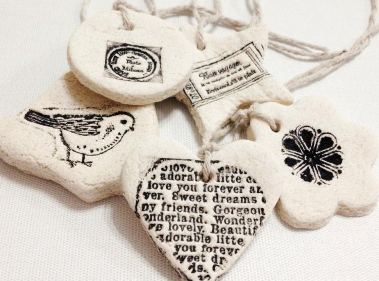 Ozdoby na vianočný stromček-deti-soľné cesto-kutilské formy na pečiatkovanie-krásna-dekorácia-jednoduché