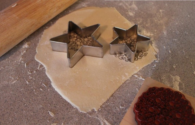 Ozdoby na vianočný stromček-ručné práce-deti-miesiť-soľ-cesto-hviezdy-sušienkové formy-miesiť