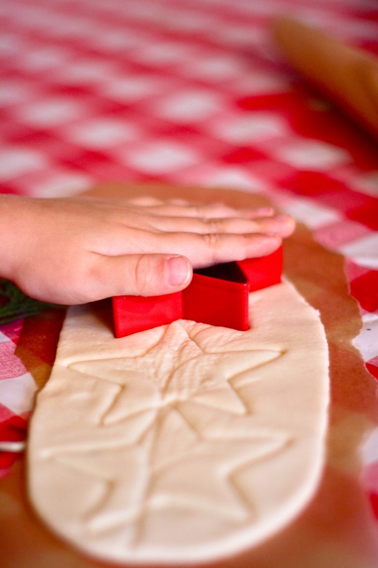 Ozdoby na vianočný stromček-drotár-deti-slané-cesto-diy-hviezdy-hnetené-vykrajované-sušienkové tvary