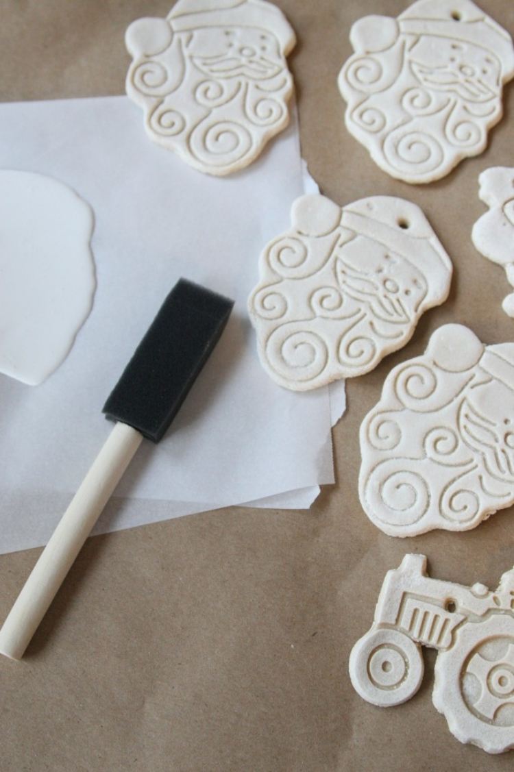 vianočné stromčeky-dekorácie-drotár-deti-slané-cesto-tvary-figúrky-hnetené-santa-claus-traktor