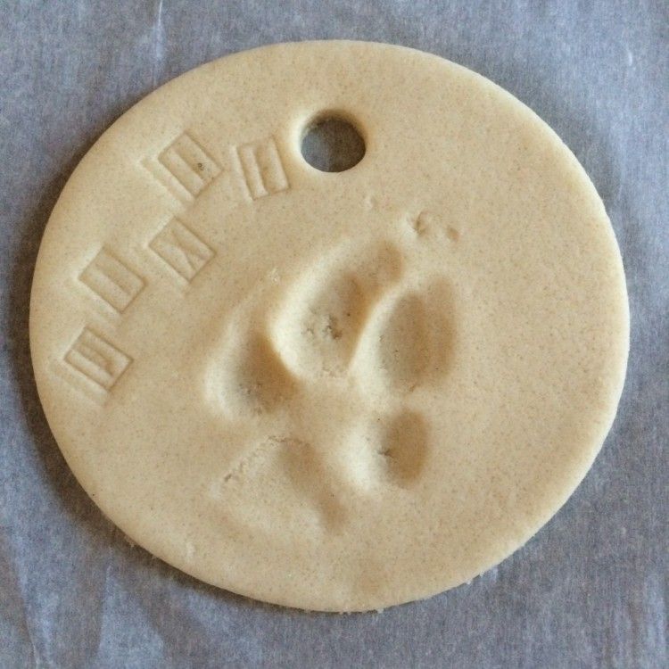 vianočný stromček-dekorácie-drotár-deti-slané-cesto-odtlačok-psej labky-kreatívna pečiatka