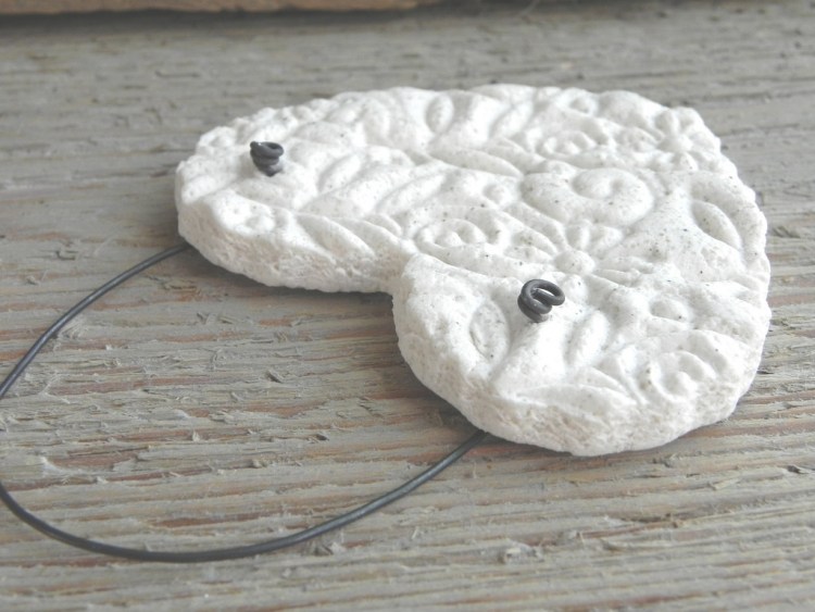 ozdoby na vianočný stromček-drotár-deti-soľ-cesto-srdce-biely-reliéf-drôt-závesné