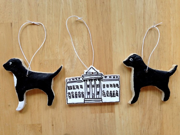 vianočné stromčeky-dekorácie-drotár-deti-slané-cesto-pes-čierna-farba-stavba