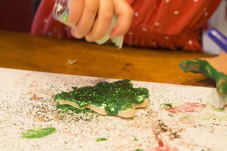 Prívesok na vianočný stromček so slaným cestom ozdobte trblietkami Tinker vianočné ozdoby deti-slané-cesto-farba-zelená-trblietky