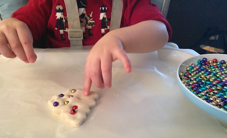 Do slaného cesta jedle vložte perly Ozdoby na vianočný stromček-ručné práce-deti-slané-cesto-jedličky-vykrajovátka