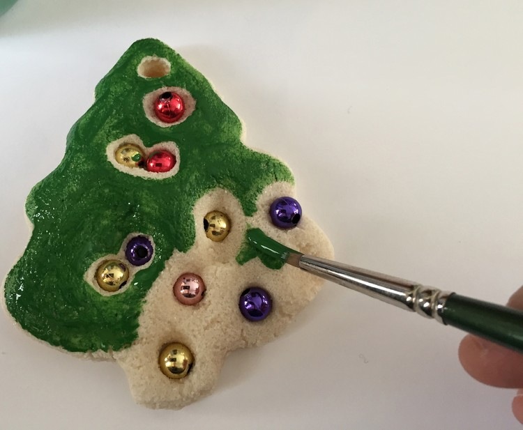 Prívesok vianočného stromčeka vymaľujte zelenou akrylovou farbou Ozdoby na vianočný stromček-drotár-deti-soľ-cesto-jedľa-zelená-farba