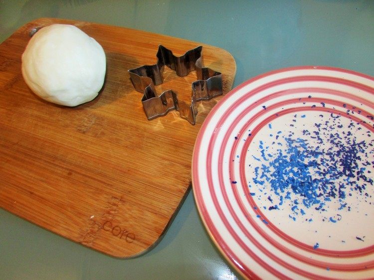 modré pastelky si potierajú ozdoby na vianočný stromček Ozdoby na vianočný stromček-drotár-deti-soľ-cesto-voskové tyčinky-dekorácia