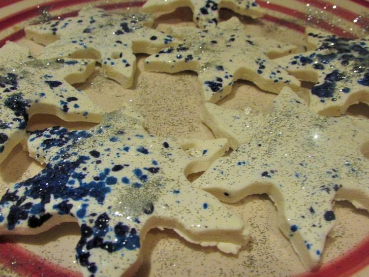 Ozdobte hviezdny prívesok striebornými trblietkami vianočné stromčeky-dekorácie-drotár-deti-soľ-cesto-hviezdy-strieborné-trblietky