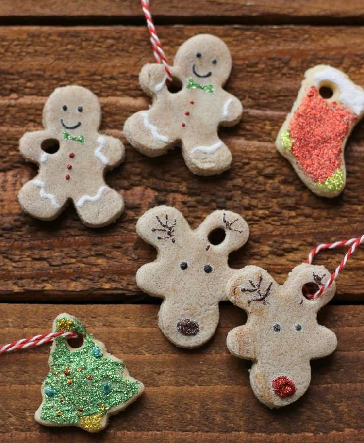 Postavy perníka, losa a vianočného stromčeka vyrobené zo slaného cesta vianočný stromček-dekorácie-drotár-deti-slané-cesto-perník-muž-los