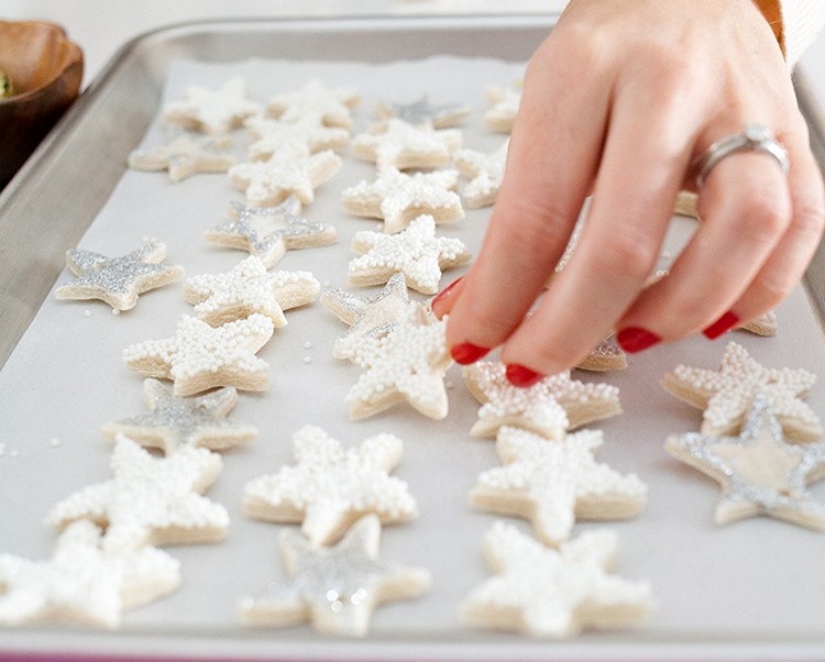 Zo slaného cesta vykrajujeme hviezdičky a upečieme Ozdoby na vianočný stromček-drotár-deti-soľ-cesto-hviezdičky-posýpka