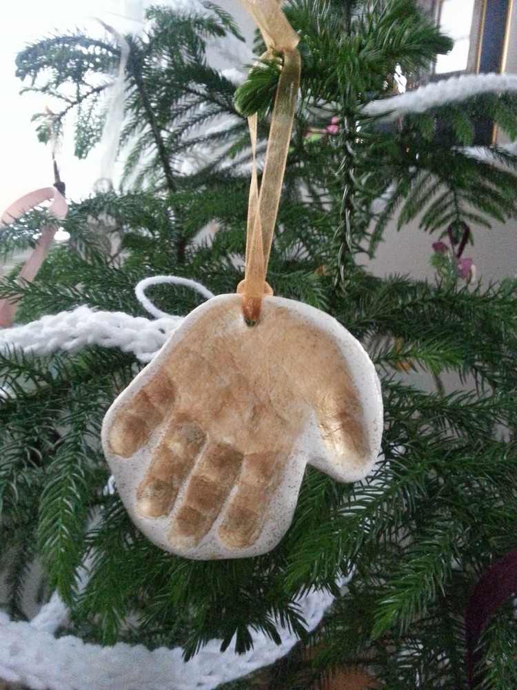 Odtlačok detskej ruky vyrobený zo slaného cesta ako ozdoba vianočného stromčeka vianočný stromček-dekorácie-drotár-deti-slané-cesto-detská-ručná tlač