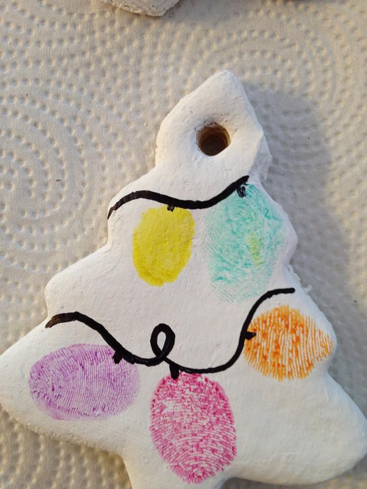 Plastelína z jedľového slaného cesta zdobená farebnými odtlačkami prstov vianočné stromčeky-dekorácie-drotár-jedľa-odtlačky prstov-farebné