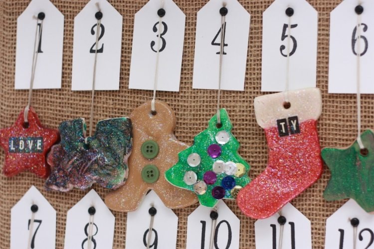 drobné darčeky, nápady na adventné kalendáre alebo ozdoby na vianočný stromček z modelovacej hmoty ozdoby na vianočný stromček-drotár-deti-modelovanie-íl-soľ-advntskalender-darčeky-trblietky