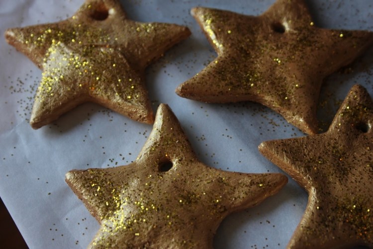 Ozdobte hviezdy zlatom trblietkami a trblietkami Ozdoby na vianočný stromček-drotár-deti-modelovanie-íl-soľ-hviezdy-zlaté-trblietavé-ozdoby