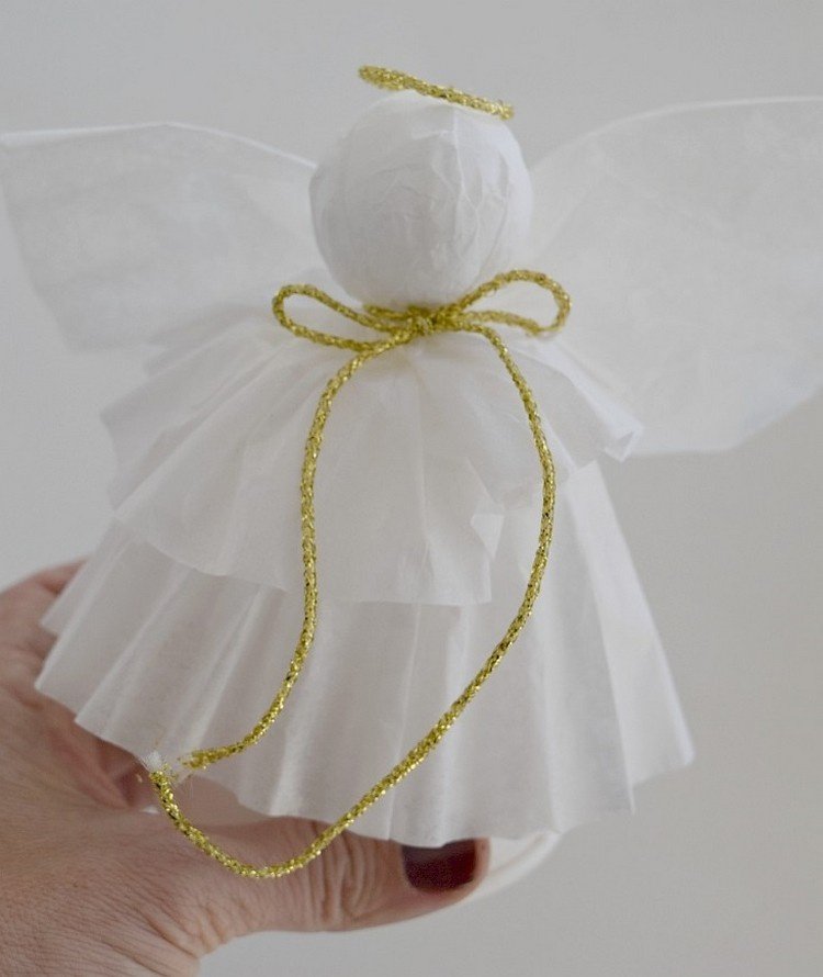 Anjeli vyrábajú vianočný stromček z domácich materiálov