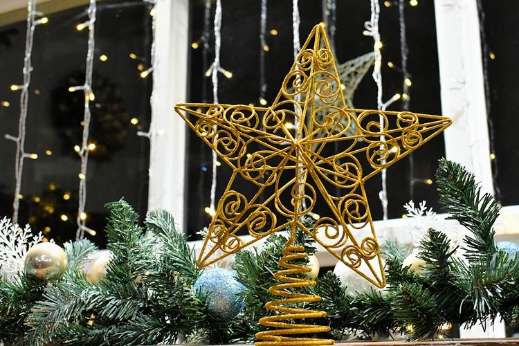 Vianočné osvetlenie svetelný záves a jedľový veniec na parapete