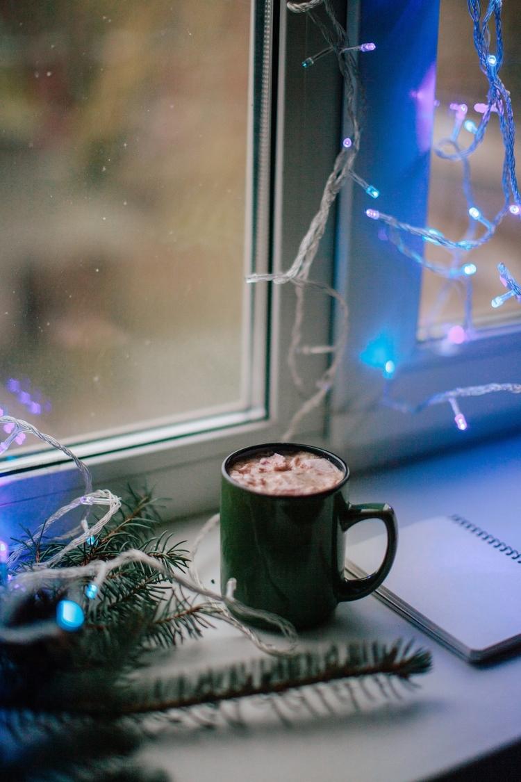 vianočné osvetlenie okno vnútri farebné