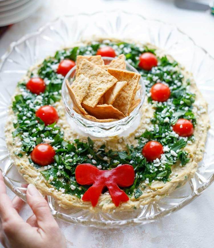 Hummus zmiešaný s fetou, posypaný jarnou cibuľkou a tvarovaný ako veniec