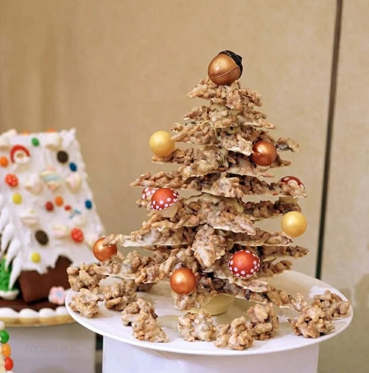 Vianočné krehké v tvare vianočného stromčeka s guľkami na dezert