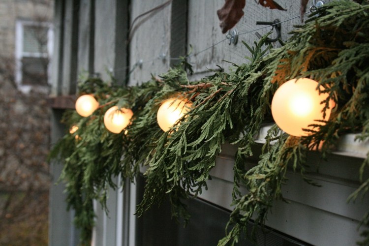 Vianočná dekorácia rozprávkové svetlá gule veniec jedľové vetvy zdobia fasádu