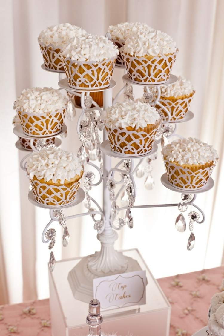 Vianočné dezerty podávajte na kovových svietnikoch vianočná dekorácia z kovového stojanu na dezert biele vintage cupcakes
