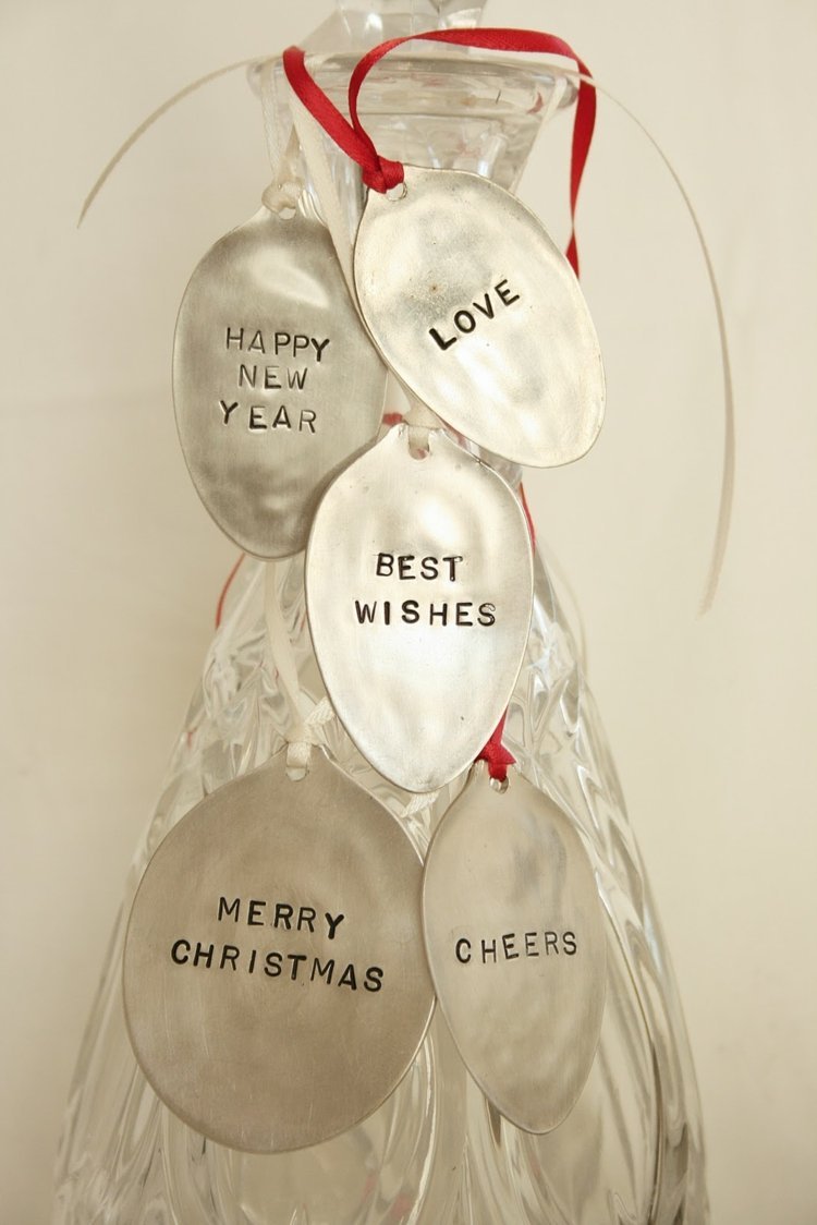 Ploché kovové lyžice zarovnajte a nechajte ich vygravírovať vianočná dekorácia z kovových príborov lyžica ploché gravírovanie priania