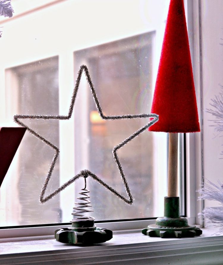 Na Vianoce použite kovové kovanie ako stojany vianočná dekorácia kovový stojan drotárske rúrky ozubené koleso nápad hviezda jedľa červená