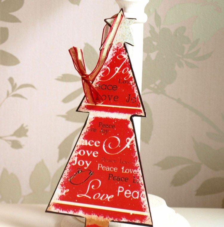 Ozdobte Vianoce vianočným stromčekom v ošarpanom vzhľade vianočná výzdoba kovový ošarpaný drotár jedľa červená biela