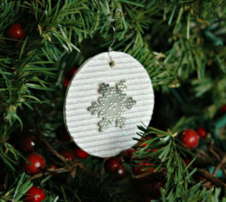 Vystrihnite snehovú vločku z kovu vianočná dekorácia kovová vločka umelá jedľa bobule šperky