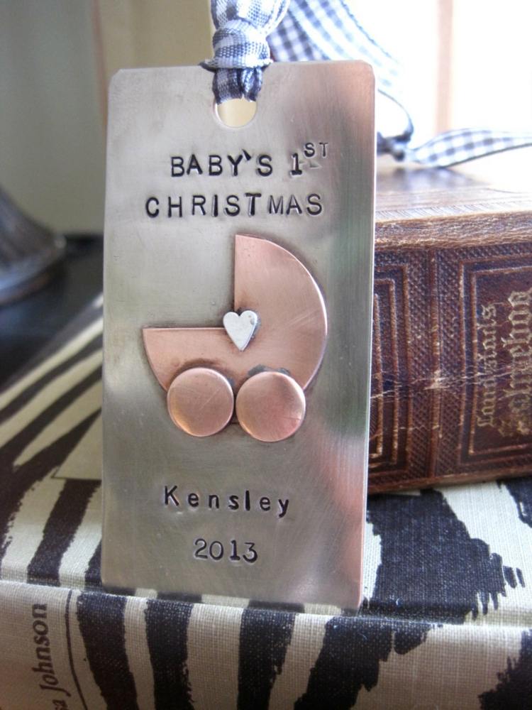 Kovová platňa s figúrkou detského auta na prvé Vianoce dieťaťa vianočná dekorácia kovové detské prvé vianočné gravírovanie kočíka