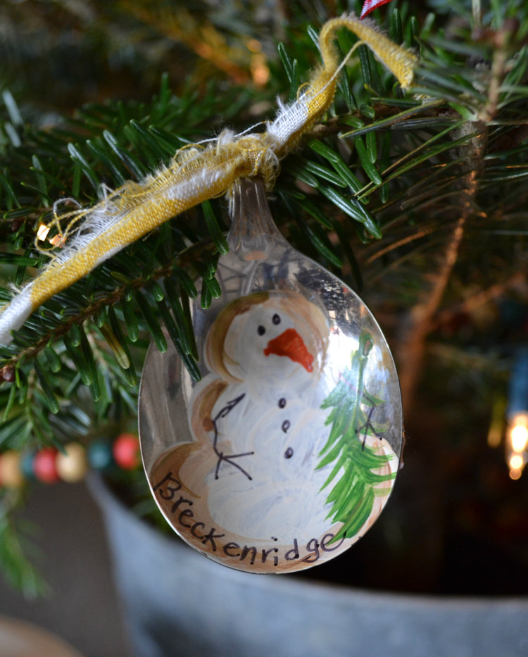 Vianočná ozdoba na stromček - snehuliak na lyžičke vianočná dekorácia kovový snehuliak farba lyžice obrazový príves