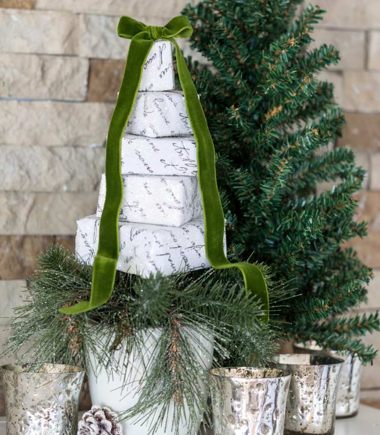 Vianočný stromček, drotár, vianočné ozdoby na stôl