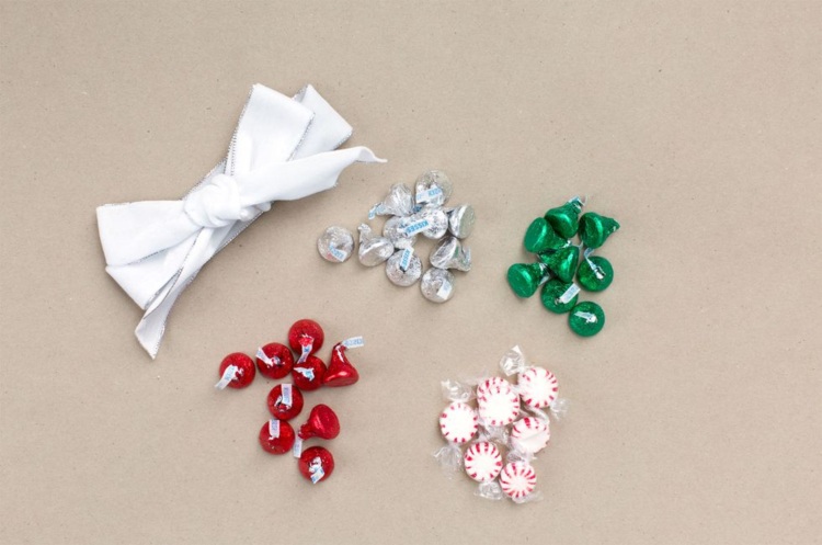 dekorácia v sklenenom drotári s vianočnými ozdobami na stôl