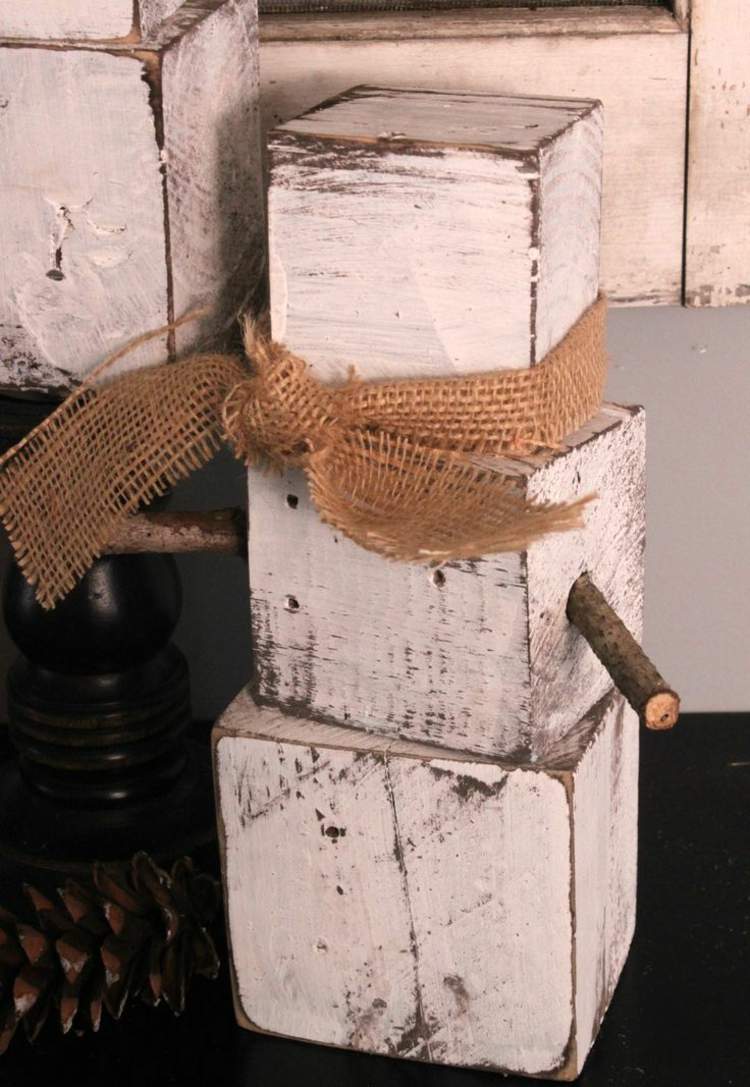 drotár vianočné ozdoby drevo-ošarpaný-šik-kocka-snehuliak-škandinávsky