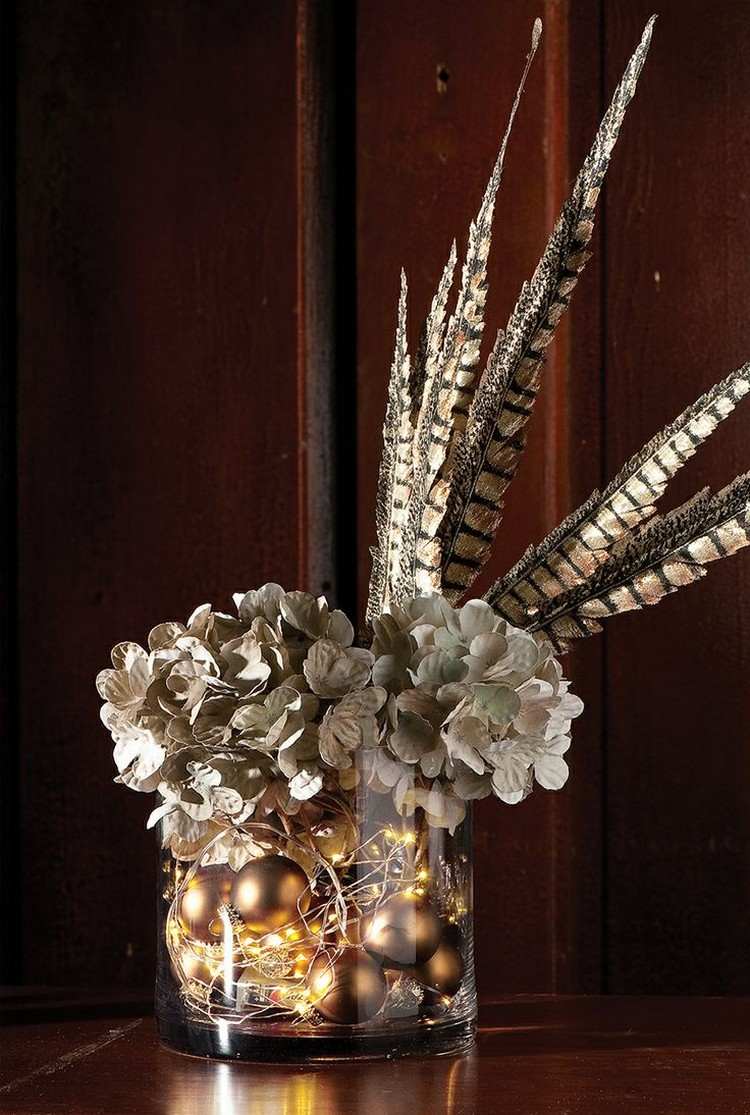Hodvábne kvety, sklenené gule, pierka a rozprávkové svetlá v sklenenej váze vianočné dekorácie-drotárstvo-sklenená váza-rozprávkové svetlá-hodvábne kvety-zlaté gule-perie