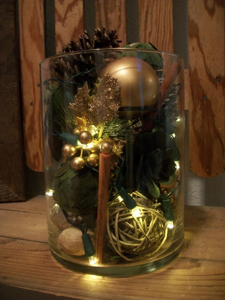 Sklenená váza naplnená orieškami, šiškami a rozprávkovými svetlami vianočné dekorácie-drotár-sklenená váza-oriešky-šišky-dekorácie-rozprávkové svetlá