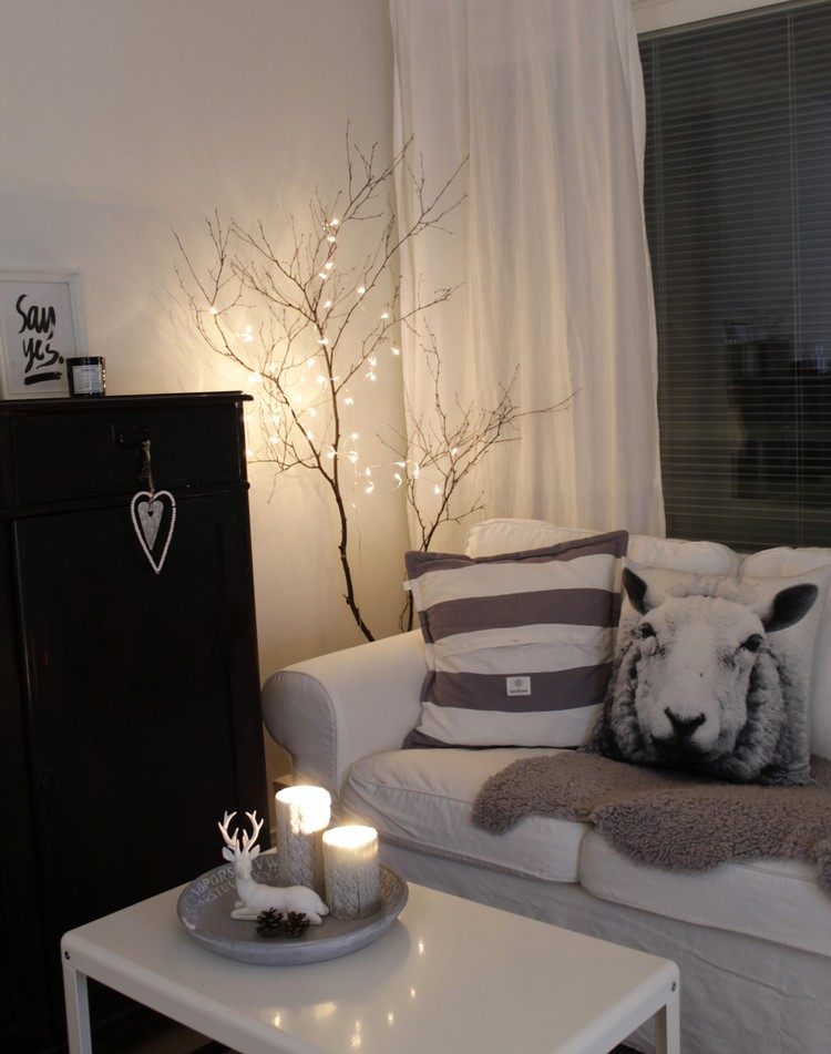 Konáre stromov vo vedre ozdobené rozprávkovými svetlami vianočné ozdoby-drotár-holé-konáre-stromov-rozprávkové svetlá-škandinávske