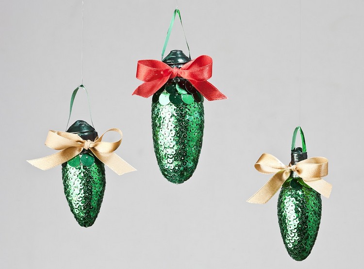tri slávnostne ozdobené žiarovky Vianočná ozdoba na okná-drobet-zelené-šišky-flitrové slučky