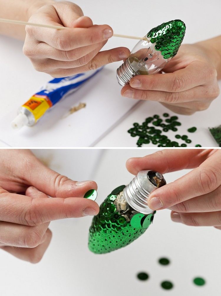 Zakryte žiarovku zelenými flitrami vianočné dekorácie-okná-drotári-žiarovky-paličky-flitre