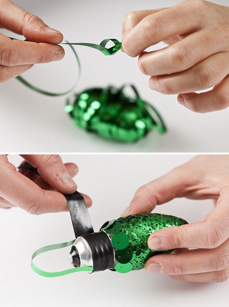 staré žiarovky sa stávajú vianočnými ozdobami Vianočná dekorácia na okná -tinking-žiarovky-dressing-zelené-flitre