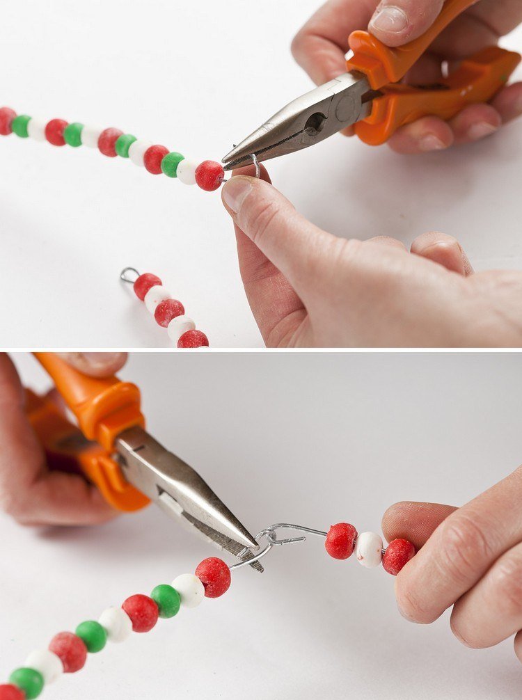 Navlečte korálky na drôt a zatvorte koniec Vianočná dekorácia-drotár-drôt-srdce-korálkové-konce-spoja