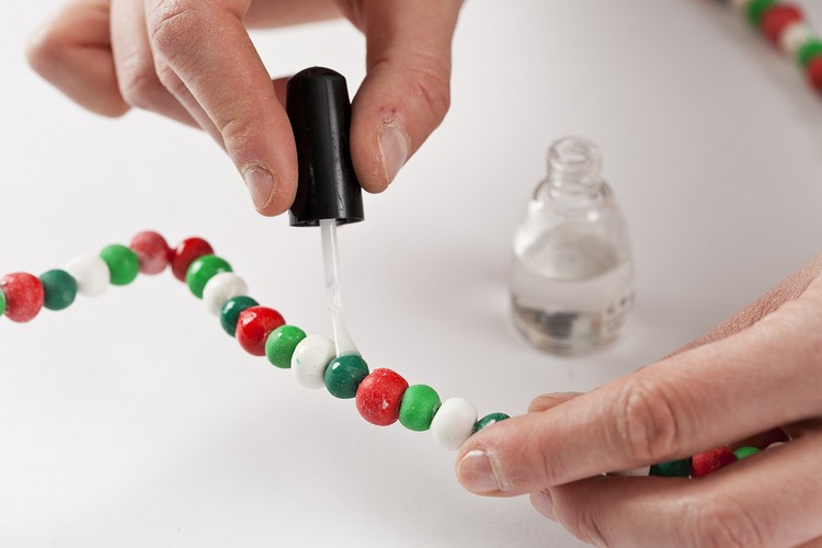 Korálky z ílu nalakujte čírym lakom vianočné dekorácie-drotárstvo-drôtik-srdce-korálkové maľovanie