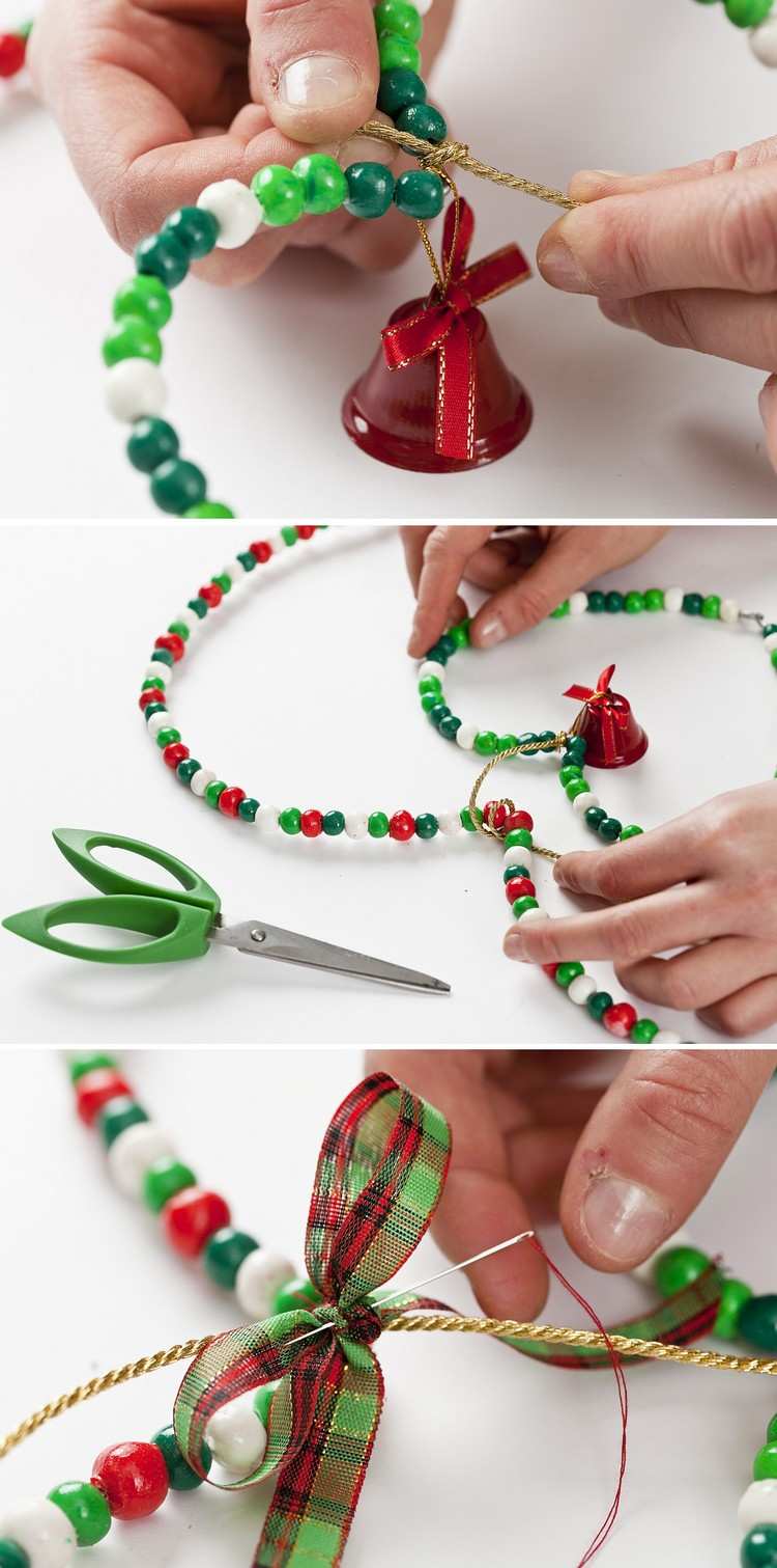 malý červený zvonček a stužka dodajú srdcu konečnú podobu Vianočná dekorácia-drotár-drôt-srdce-korálky-vyrobte si sami