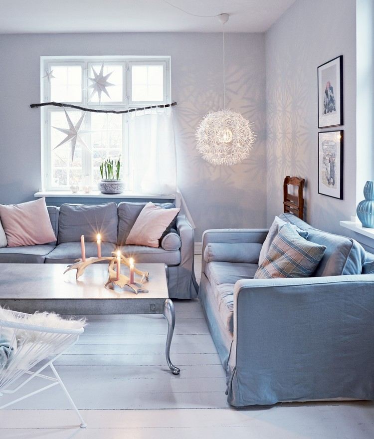 hviezdy z bieleho papiera a biele hyacinty na parapete vianočné dekorácie-drotár-biele-papierové hviezdy