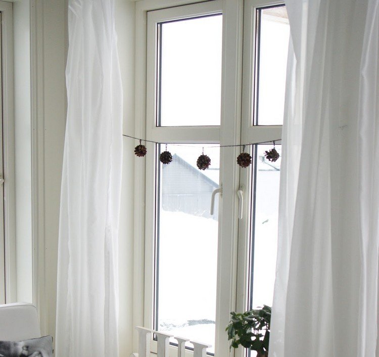 Vianočná dekorácia do okna s šiškami Vianočné dekorácie-okenné šišky-girlanda-vyrob si sám