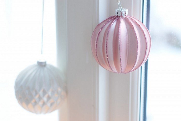 Sklenené gule v ružovej a bielej farbe vianočné dekorácie-okenné-sklenené gule-ružovo-biele