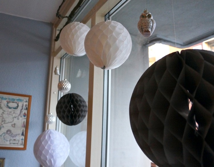 vianočné dekorácie-nápady na okná-plásty-papierové gule-čierno-biele