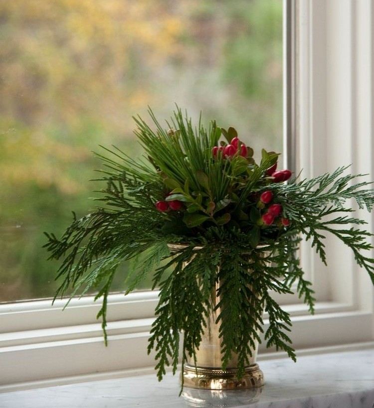 Jedľové, borovicové a bobuľové konáre v kovovej váze vianočné dekorácie-okno-kovová váza-jedľa-borovica-konáre-bobule
